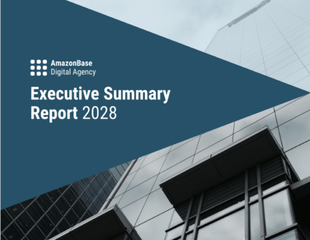 A imagem é um slide de título de um 'Relatório de Resumo Executivo 2028' da Agência Digital AmazonBase. Apresenta um banner diagonal azul escuro na parte superior com o texto do título, sobrepondo uma fotografia de um moderno edifício de vidro, transmitindo uma estética profissional e corporativa.