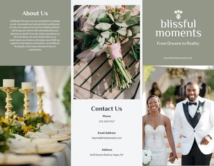Free  Template: Folheto com três dobras para casamento em verde e branco suave