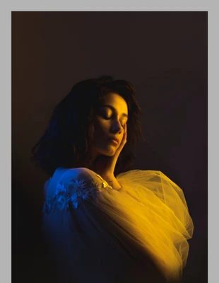 Free  Template: Hellgrauer, schlichter Bucheinband für Modelfotografie